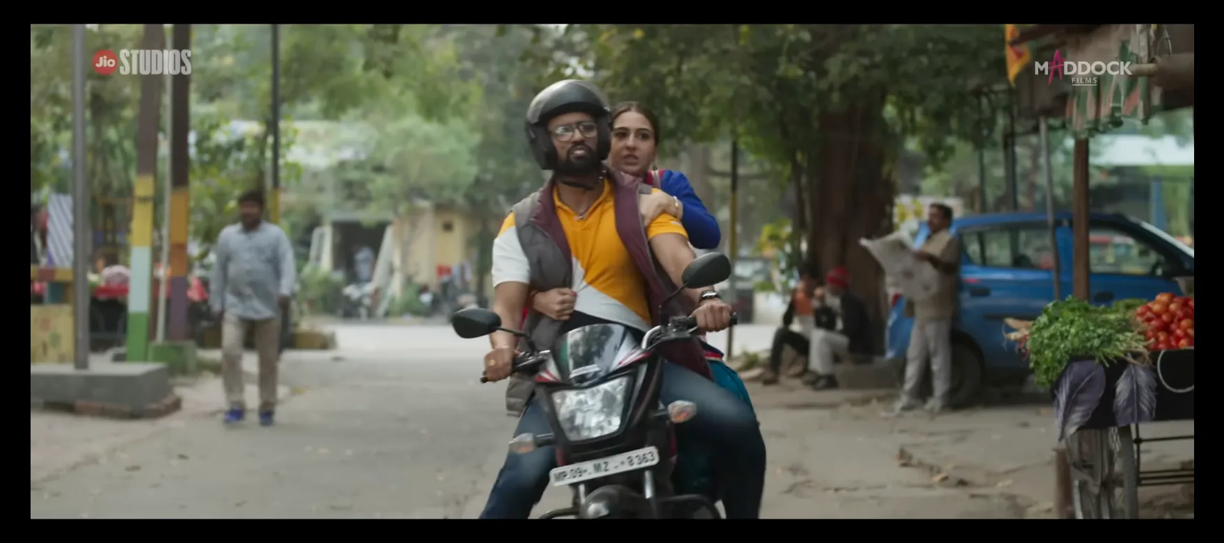 Scene from Zara Hatke Zara Bachke - screenshot 2