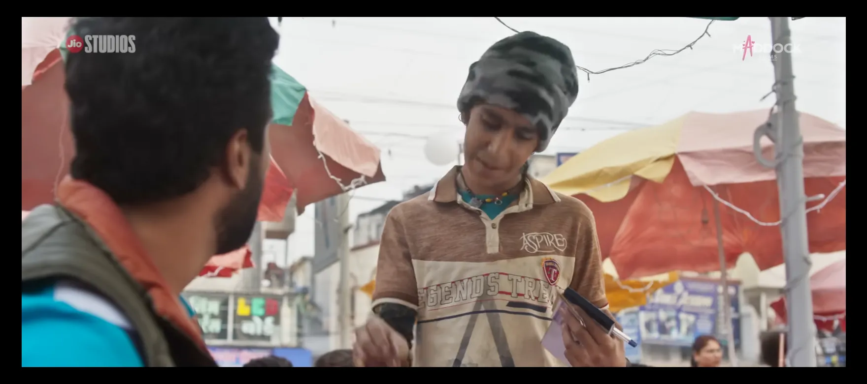 Scene from Zara Hatke Zara Bachke - screenshot 4